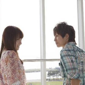 初デートで女性らしさをアピールできる服やメイクとは?