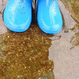 雨の日にブーツやヒールのある靴を履くこと