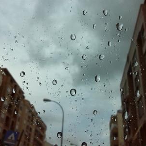 雨の日に花粉症がひどい状態になる人について