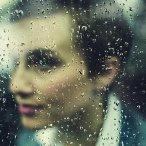 雨の日に花粉が舞い上がりくしゃみが出てしまう人