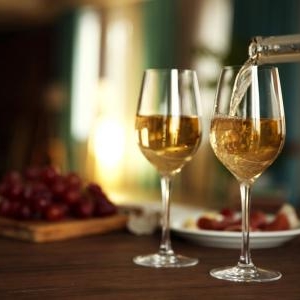 夜こそ気になるカロリー…白ワインの太らない飲み方!