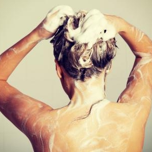 人気の「オイルシャンプー」の効果や評価とは?