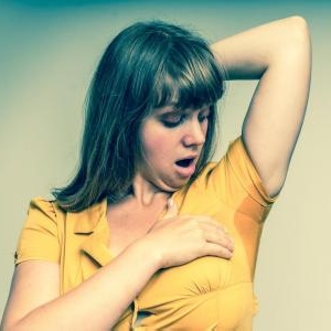 服にシミが!脇汗を目立たなくする効果的な方法とは?