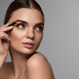 便利アイテムを駆使して太い眉毛を簡単に整える方法
