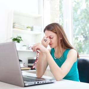 気になる目のくま&たるみを効果的に改善する方法