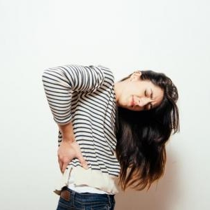 同時に起きたら要注意!?胃痛や腰痛を伴う胃もたれの原因