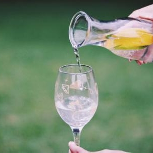 女性に多い『むくみ』がおきている時に水を飲むのは正しい?