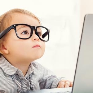 子供に眼精疲労が起こる原因と症状、予防方法について