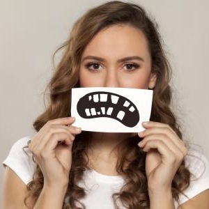 これって歯槽膿漏!?歯医者と自宅でもできる治療方法とは?