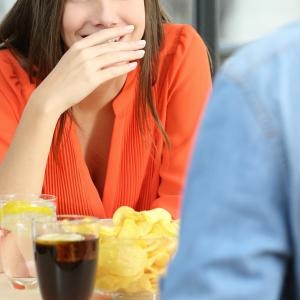 歯磨きしているのに…もしかして口臭の原因「臭い玉」!?クサイ原因と効果的な対策